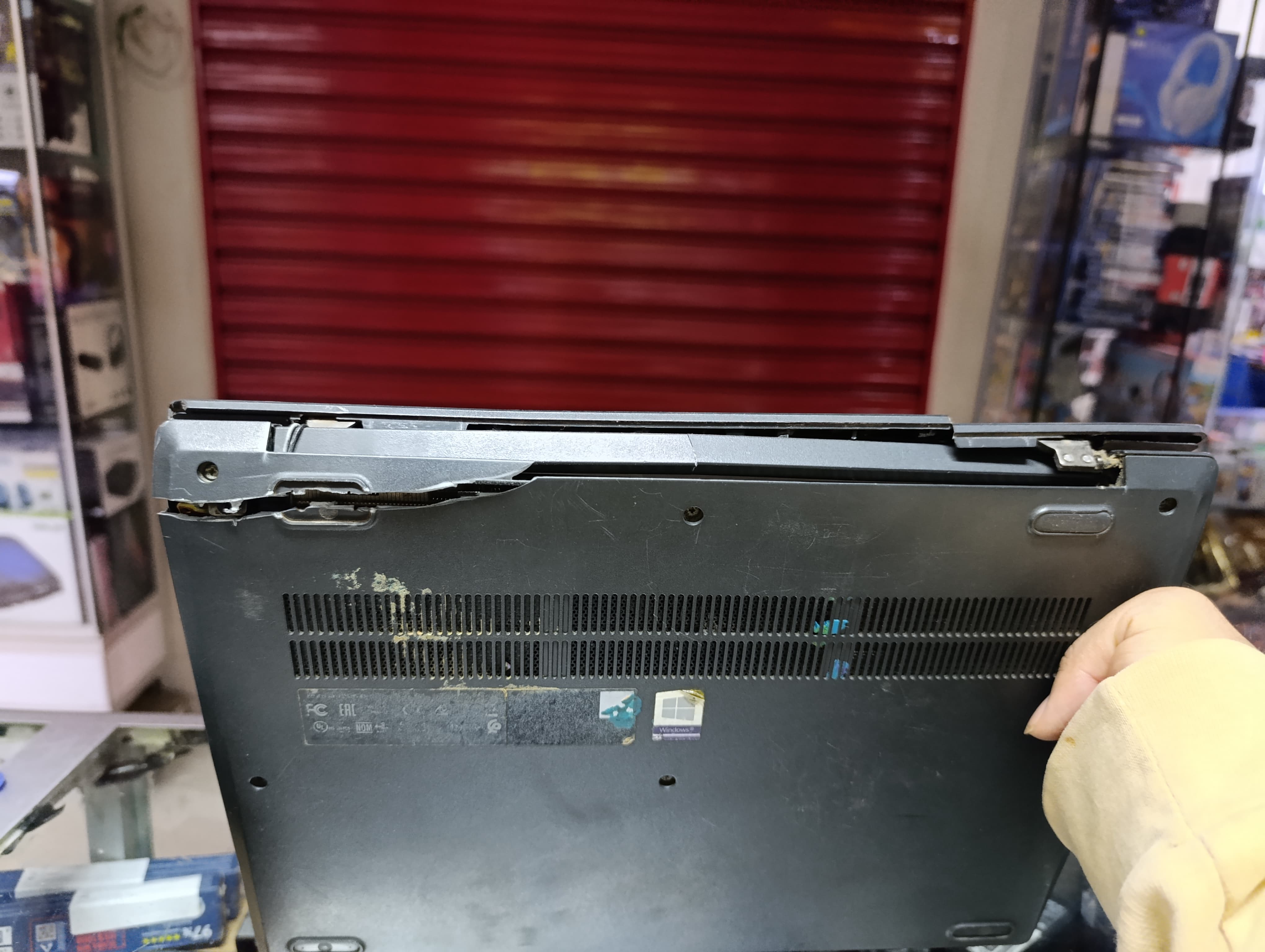 Diagnóstico y desarme de laptop con bisagra dañada