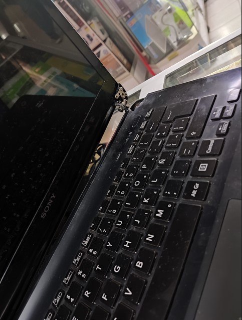 Reconstrucción de bisagras de laptop con resina estructural en Solution TechPRO Tacna