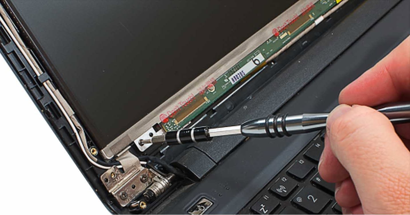 Reparación de Bisagras de Laptop con Resina